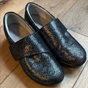 ALEGRIA SIZE 40 (US 9.5) BLUE LAURYN LAU-853 SHOES W/HOOK & LOOP CLOSE EUC